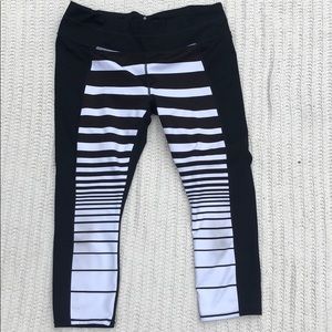 Athleta cropped B&W leggings